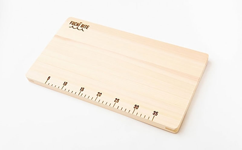 【FUCHI BITE】 スケール付き 木製まな板（ヒノキ）・フタ付きワイドパンセット 木製 ヒノキ 檜 木工品 卓上 国産 キッチン用品 キッチングッズ 調理器具 日用品 日用雑貨 アウトドア キャンプ カットボード カッティングボード フライパン