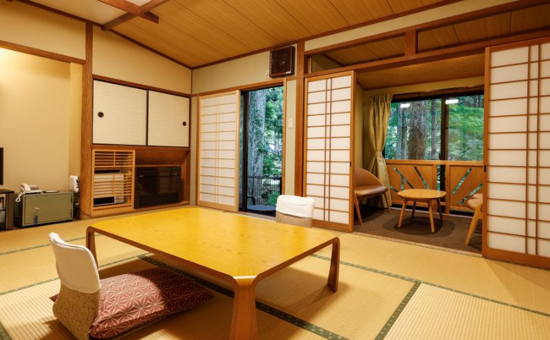 自然に包まれた天然温泉と純和風造りの閑静なたたずまいの一軒宿でリフレッシュ。ペアご宿泊券（赤目四十八滝招待券 2名様分付き）