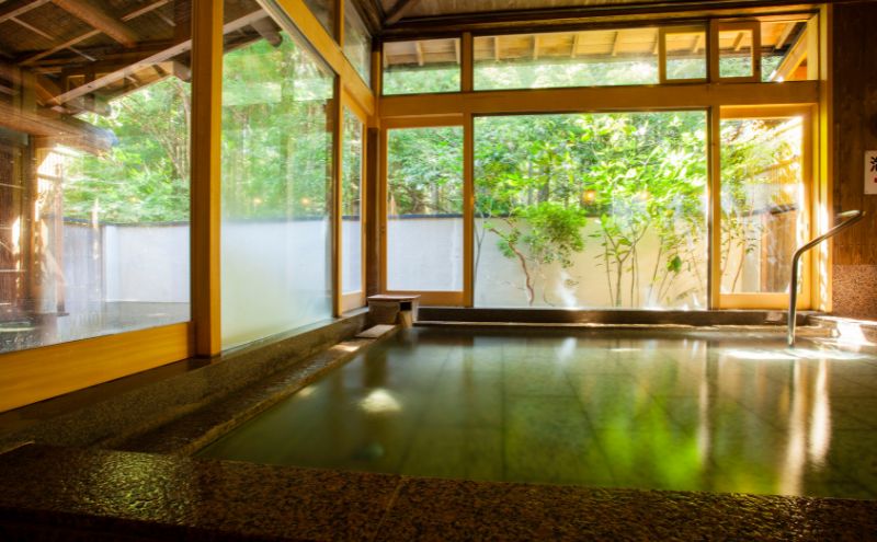 自然に包まれた天然温泉と純和風造りの閑静なたたずまいの一軒宿でいただくペアお食事券（赤目四十八滝招待券 2名様分付き）