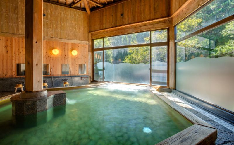 自然に包まれた天然温泉と純和風造りの閑静なたたずまいの一軒宿でいただくペアお食事券（赤目四十八滝招待券 2名様分付き）