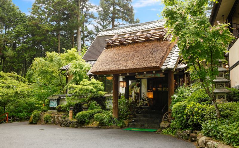 自然に包まれた天然温泉と純和風造りの閑静なたたずまいの一軒宿でいただくペアお食事券（赤目四十八滝招待券〈夜間ライトアップも楽しめる2名様分〉付き）