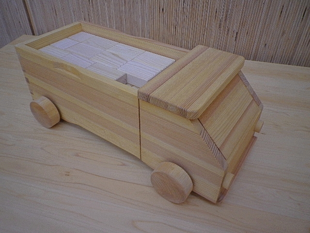 初節句のお祝いに最適♪知育玩具【熊野杉のトラック型の積み木58P】【kmkn0002】