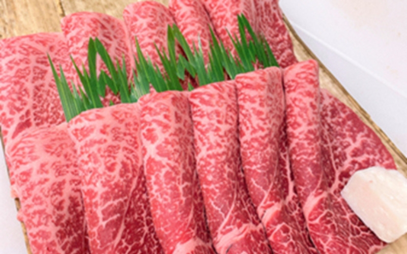 【希少和牛】熊野牛 ロース すき焼き用 約500g ＜冷蔵＞ 牛肉 肉 お肉 和牛 黒毛和牛 ブランド牛 すき焼 お鍋 霜降り スライス 希少 人気 三重県 熊野市 下岡精肉店【sim100B】