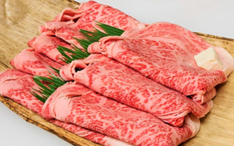 【希少和牛】熊野牛 ロース すき焼き用 約500g ＜冷蔵＞ 牛肉 肉 お肉 和牛 黒毛和牛 ブランド牛 すき焼 お鍋 霜降り スライス 希少 人気 三重県 熊野市 下岡精肉店【sim100B】