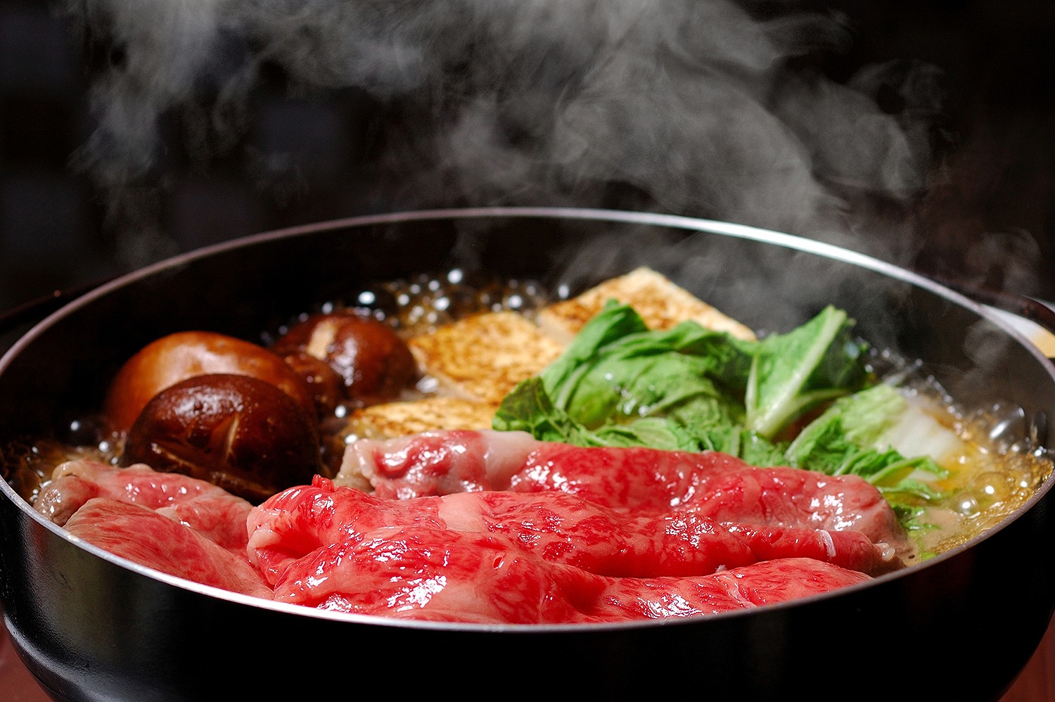 特産松阪牛 ロース すき焼き用 300g 極上の柔らかさ 化粧箱入り 柔らかい 松坂牛 松阪肉 霜降り 高級ブランド牛 ロース サーロイン リブロース 肩ロース しゃぶしゃぶ 焼しゃぶ すき焼 焼肉 自宅用 贈答品 ギフト お歳暮 お中元 牛肉 とろける 和牛 三重県 A4 A5 特産 NTY-28