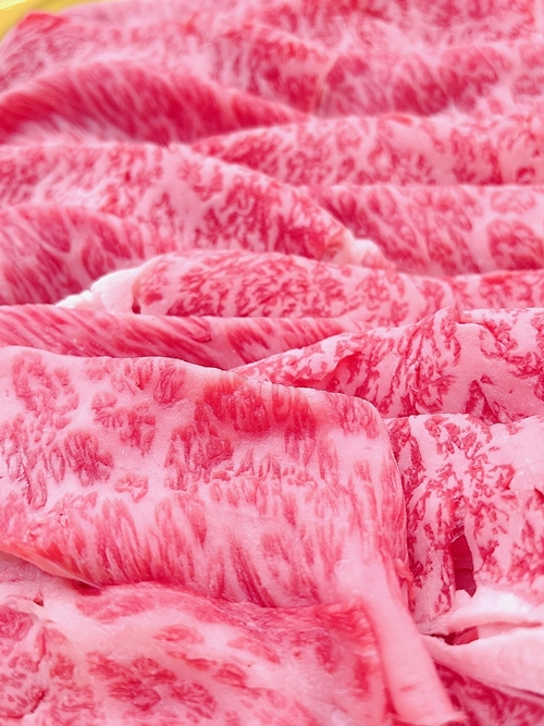 冷凍 松阪牛 肩ロース すき焼き 800g ／ 瀬古食品 ふるさと納税 牛肉 松阪肉 名産 ブランド 霜ふり本舗 牛肉 お肉 肉 和牛 黒毛和牛 国産 国産牛 松阪牛 すき焼き ブランド牛 ご自宅用 家庭用 ギフト 贈答用 産地直送 松阪 牛 三重県 大台町 (370)