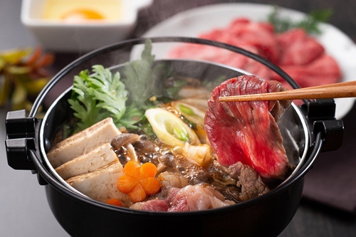 冷凍 松阪牛 肩ロース すき焼き 800g ／ 瀬古食品 ふるさと納税 牛肉 松阪肉 名産 ブランド 霜ふり本舗 牛肉 お肉 肉 和牛 黒毛和牛 国産 国産牛 松阪牛 すき焼き ブランド牛 ご自宅用 家庭用 ギフト 贈答用 産地直送 松阪 牛 三重県 大台町 (370)