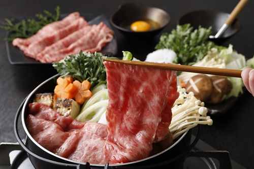 松阪牛 肩ロース すき焼き用 400g／ 冷凍 多気郡農協 和牛 黒毛 特産品 松阪肉 400g 牛肉 お肉 肉 牛 ブランド牛 ご自宅用 家庭用 ギフト 贈答用 産地直送 松阪 牛 赤身 霜降り 三重県 大台町 (317)