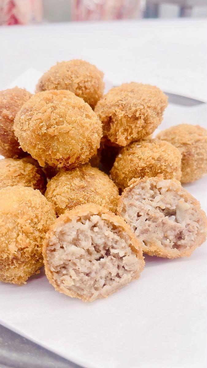 冷凍 松阪牛入り ミンチボール （ ミンチカツ ）15個入×2箱 ／ 瀬古食品 松阪肉 名産 ブランド 霜ふり本舗 牛肉 お肉 肉 和牛 黒毛和牛 国産 国産牛 松阪牛 ブランド牛 豚肉 お惣菜 ご自宅用 家庭用 ギフト 贈答用 産地直送 松阪 牛 三重県 大台町 (421)