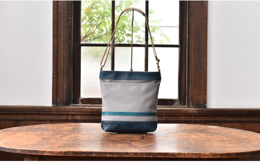 岡喜近江牛レザーと帆布のタテ型ショルダーバッグ　グレー/琵琶湖ブルー【CC18W】