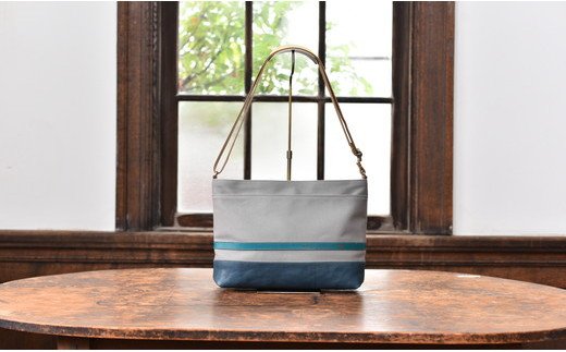 岡喜近江牛レザーと帆布のヨコ型ショルダーバッグ　グレー/琵琶湖ブルー【CC19W】