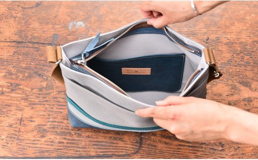 岡喜近江牛レザーと帆布のヨコ型ショルダーバッグ　グレー/琵琶湖ブルー【CC19W】