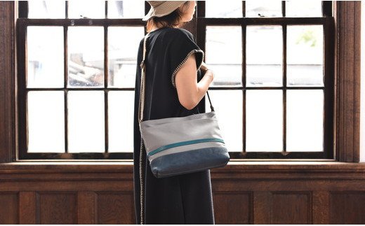 岡喜近江牛レザーと帆布のヨコ型ショルダーバッグ　グレー/琵琶湖ブルー【CC19W】