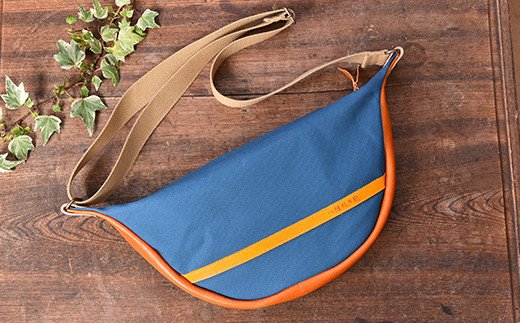 旅行にも普段使いにも最適　革と地産帆布で作ったボディバッグ　琵琶湖ブルー【CC21W】