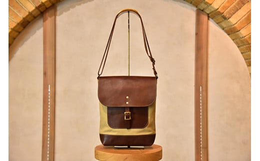 近江牛レザーと地産帆布で作ったショルダーバッグ　ダークウォルナット　縦型【CC26W】