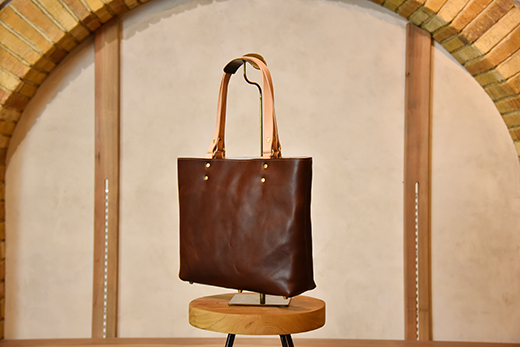 近江牛レザーを贅沢に使ったトートバッグ　ダークウォルナット【CC29W】