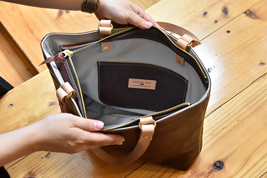 近江牛レザーを贅沢に使ったトートバッグ　ダークウォルナット【CC29W】