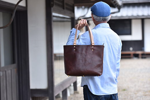 近江牛レザーを贅沢に使ったトートバッグ　ダークウォルナット【CC29W】
