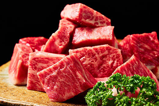 A5等級 未経産雌牛限定　近江牛サイコロステーキ　900g(450g×2)【FO25W】