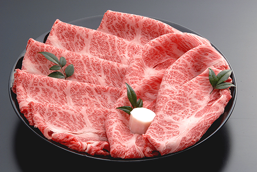 【４等級以上の未経産牝牛限定】近江牛肩ロースすき焼き【 1kg（500ｇ×2パック）】【AF09W】