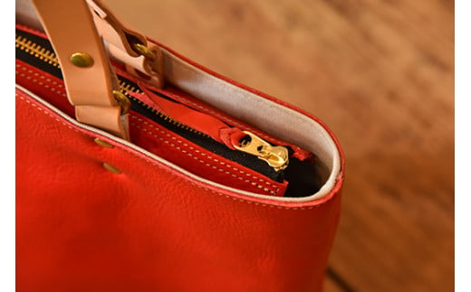 近江牛レザーを贅沢に使った　本革トートバッグ　ルビーレッド【CC39W】