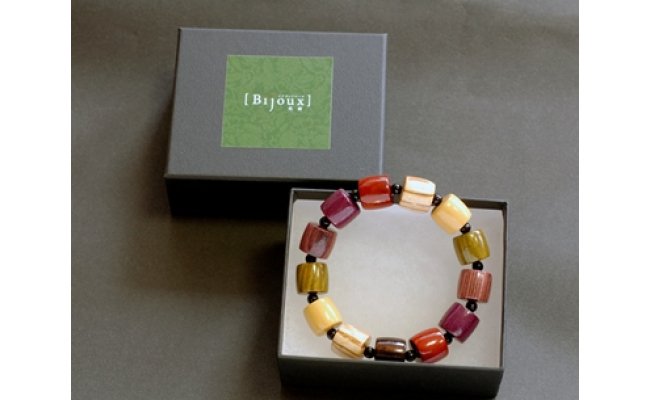 伝統の技で作り上げた色彩豊かな天然木のブレスレット【F003W】