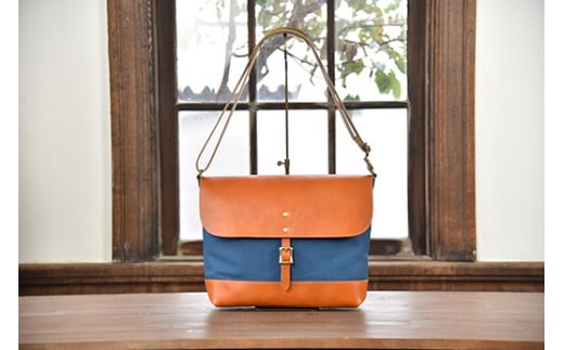 近江牛レザーと地産帆布で作ったショルダーバッグ　びわ湖ブルー　Lサイズ【CC41W】