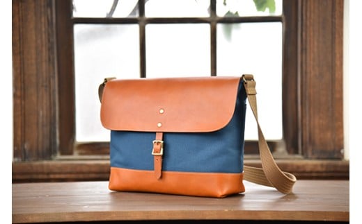 近江牛レザーと地産帆布で作ったショルダーバッグ　びわ湖ブルー　Lサイズ【CC41W】