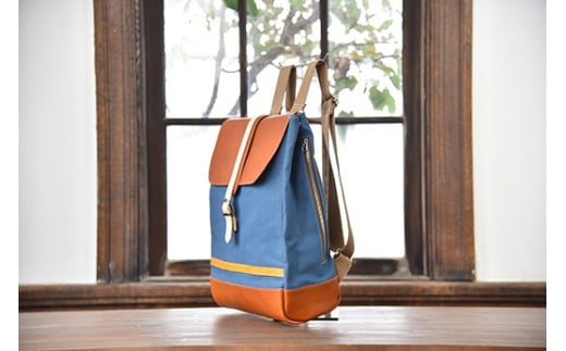近江牛レザーと地産帆布で作ったフラップ付きリュック　びわ湖ブルー【CC42W】