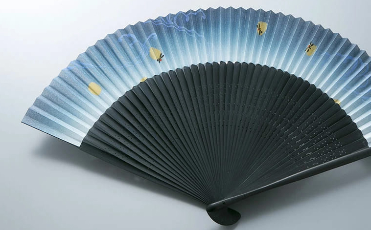 【L-564】鈴木扇子店 近江扇子 男性用ホタル青地(黒染骨) ［高島屋選定品］