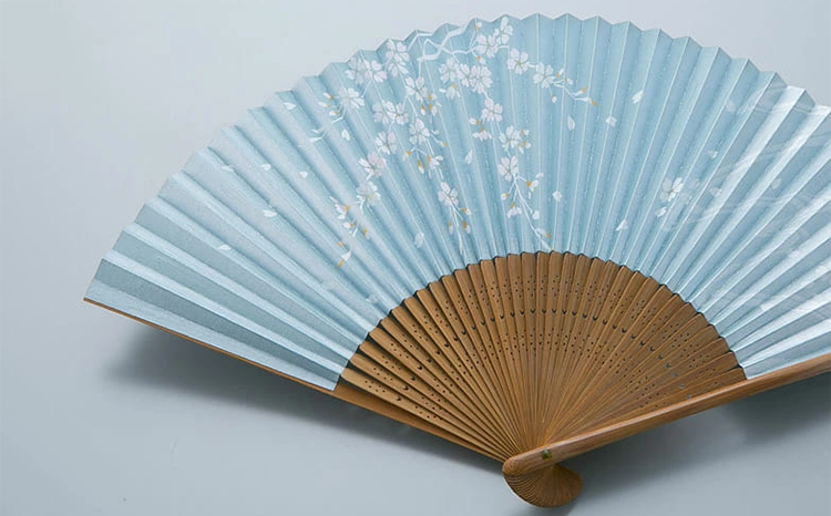 【L-577】鈴木扇子店 近江扇子 桜流水水色地(スス骨) 6.5寸(約19.5cm） ［高島屋選定品］