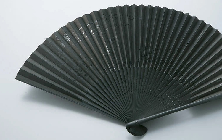 【L-570】鈴木扇子店 近江扇子 鳥獣戯画うるし画(黒染骨) 7.5寸（約22.5cm）［高島屋選定品］