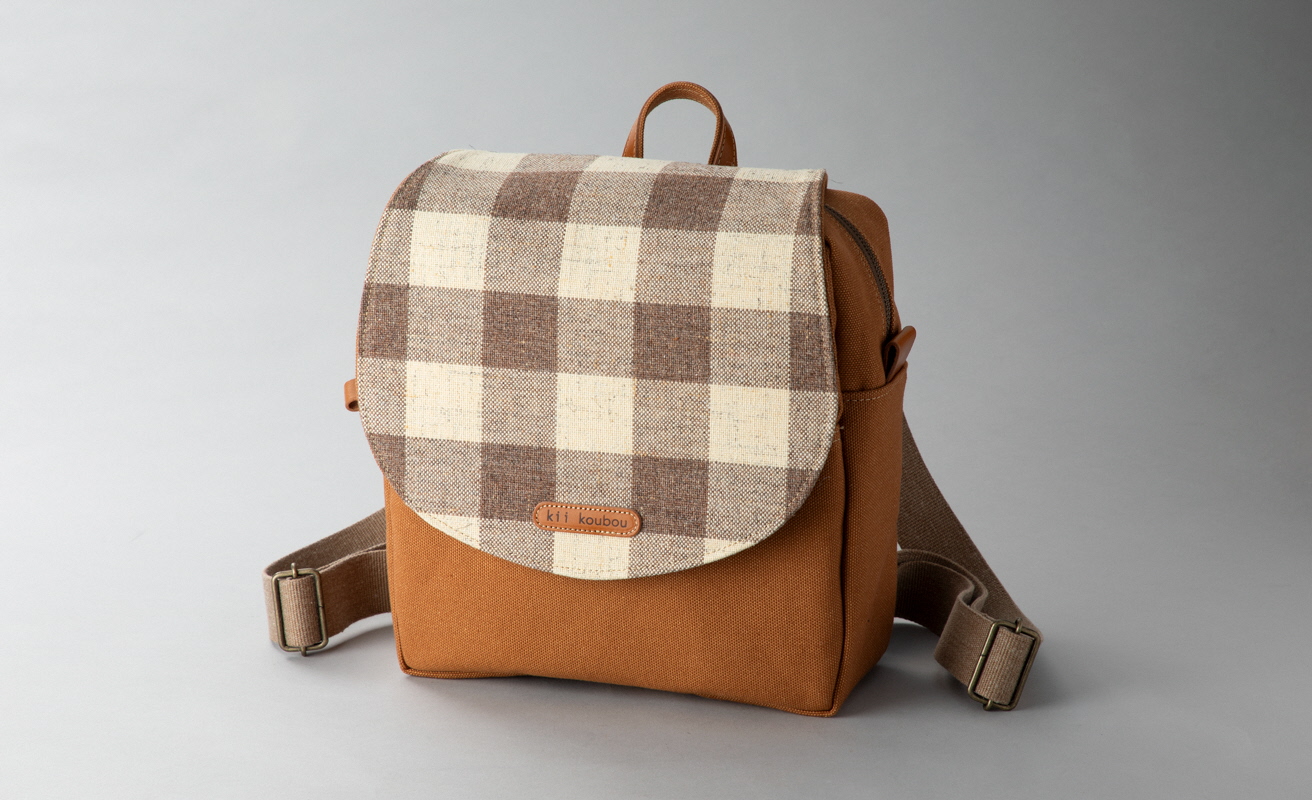 【J-240】ｋｉｉ工房　帆布かばん　かぶせプランプリュック　先染めキャメル【高島屋選定品】