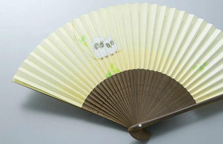 【L-571】鈴木扇子店 近江扇子 フクロウ黄地(唐木染骨) 6.5寸（約19.5cm）［高島屋選定品］