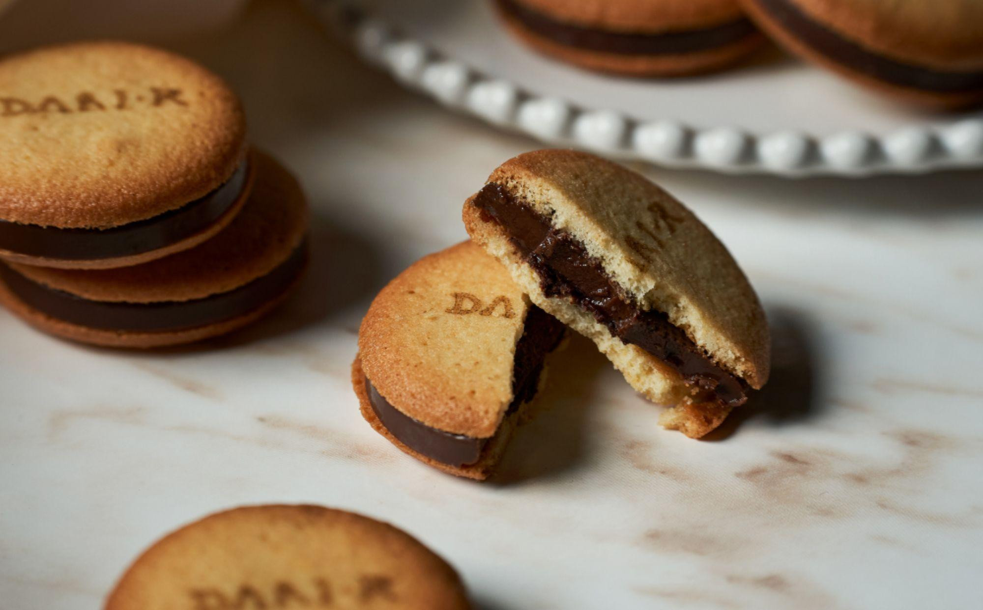 【高島屋選定品】＜dari K(ダリケー）＞カカオサンドクッキー24枚入（ダーク・ミルク・ホワイト×8枚）［ 京都 チョコレート カカオを通して世界を変える 人気 おすすめ ギフト プレゼント 贈答 お取り寄せ お菓子 スイーツ ］