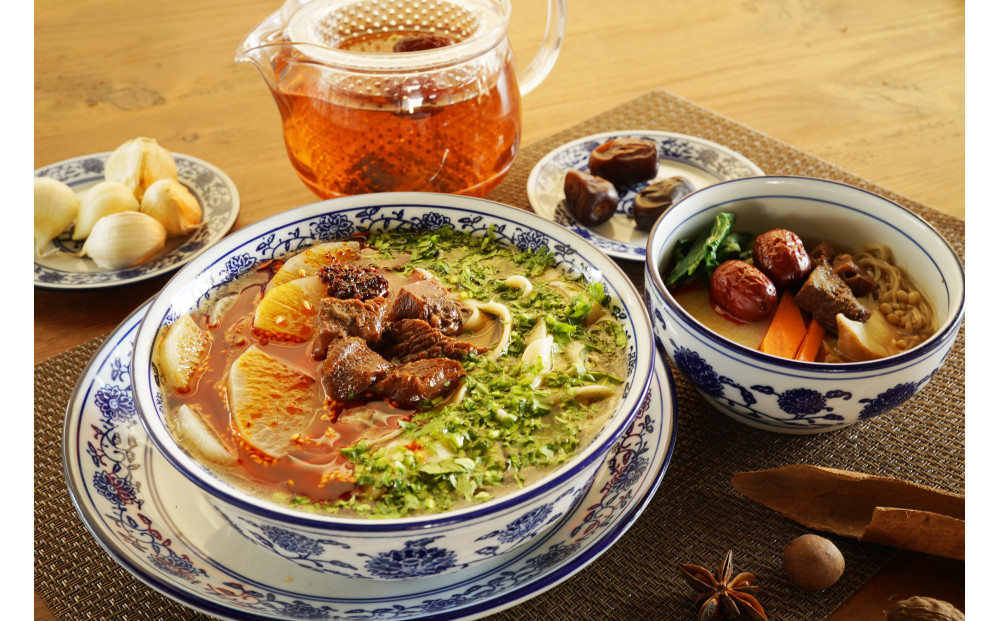 【ザムザムの泉】無化学調味料伝統手作り製法！ 【定期便】漢方薬膳牛骨スープ（容量500ML約2人前×2パック） 下記を隔回お届け 漢方薬膳味染み牛肉（容量200g×1パック）または自家製薬膳辣油50ML1瓶！更に食事券総額6000円分付き [ 京都 漢方 薬膳 スープ 人気 おすすめ 健康 美容 デトックス お取り寄せ 通販 送料無料 ふるさと納税 ]