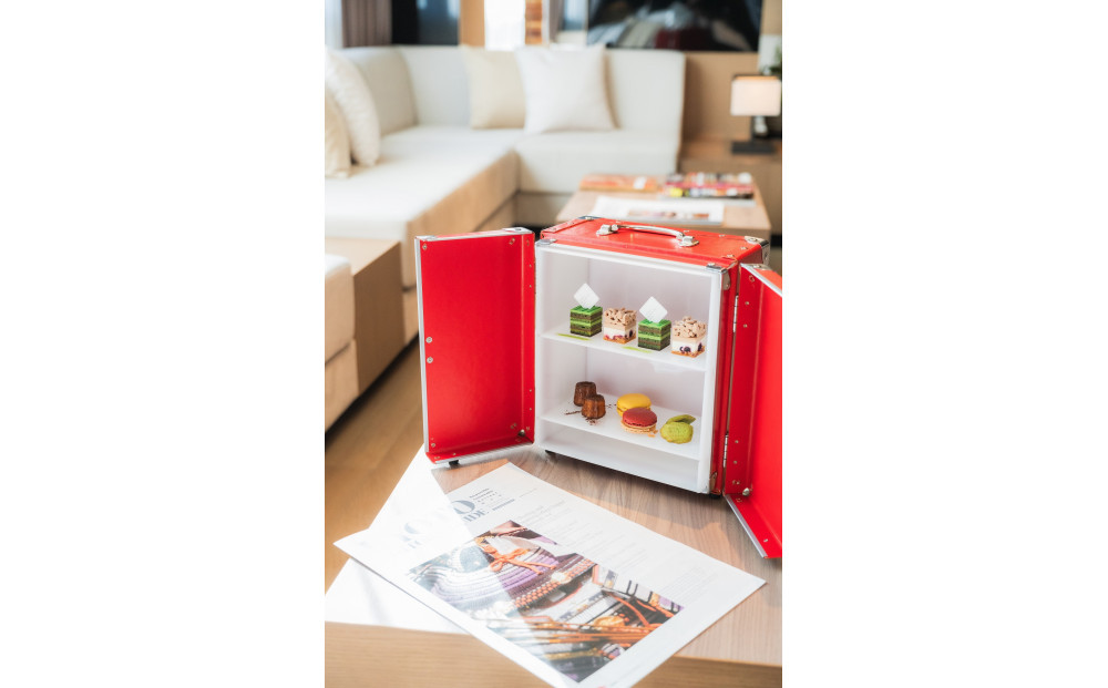 【ザ ロイヤルパークホテル アイコニック 京都】平休日1泊朝食付 ペア宿泊券《スーペリアツイン》｜京都 烏丸御池 人気ホテル [ 烏丸御池駅徒歩2分 好アクセス 宿泊者専用ラウンジ 大浴場 パティスリー ダイニング カフェ バー 宿泊券 朝食付き 2名 おすすめ 宿泊 旅行 観光 食事 ふるさと納税 ]