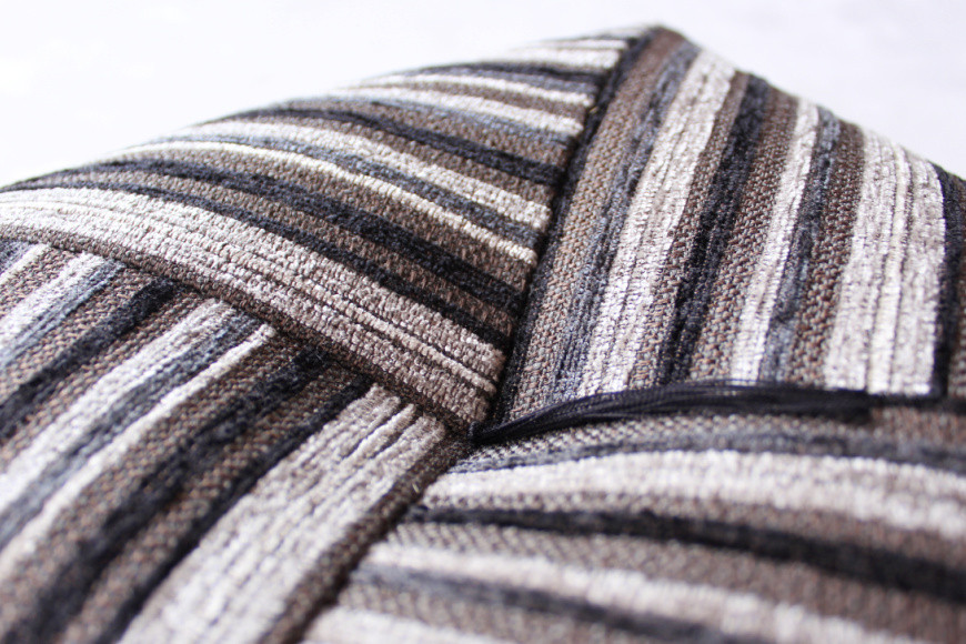 【洛中高岡屋】シンプルなデザインと素材感 おじゃみ座布団＜グラフ・ブラック＞[ 京都 老舗 座ぶとん クッション お手玉 黒 ストライプ リラックスアイテム 人気 おすすめ ラクに座れる 座り心地抜群 おしゃれ インテリア ギフト プレゼント お取り寄せ 通販 送料無料 ふるさと納税 ]