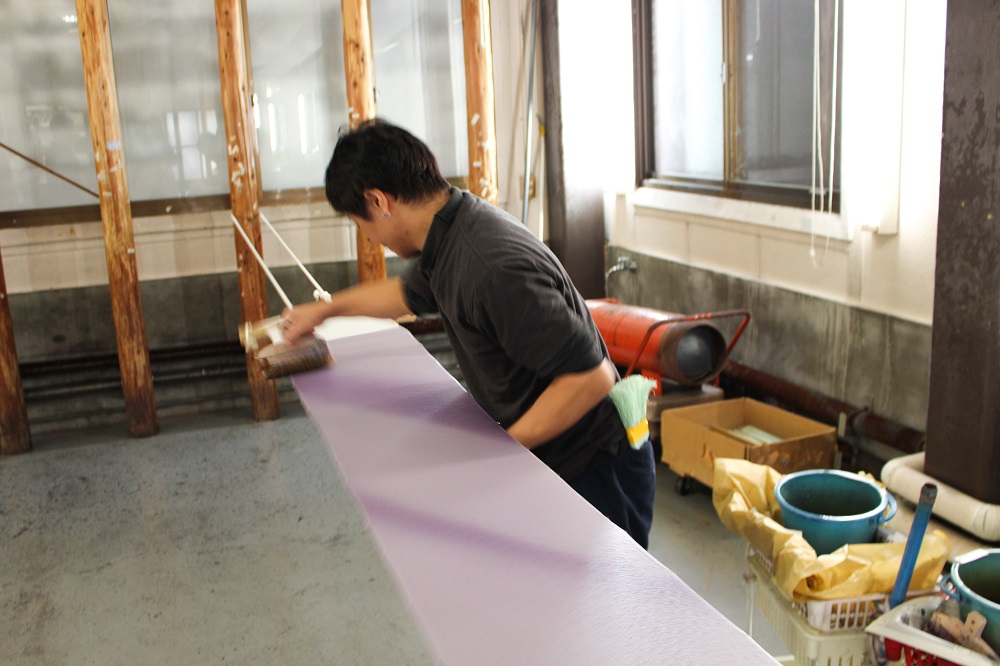 【伊と幸】《白生地の老舗が贈る》透扇子（渦巻・瓶覗色）