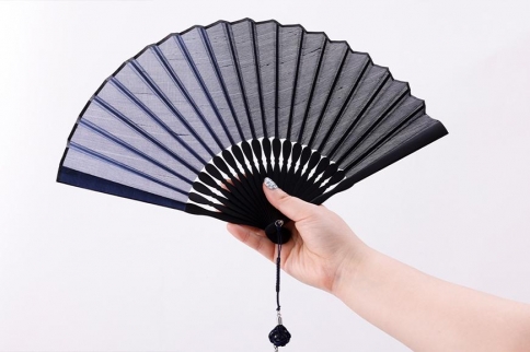 【伊と幸】《白生地の老舗が贈る》霞扇-かすみおうぎ-（紺ぼかし染）