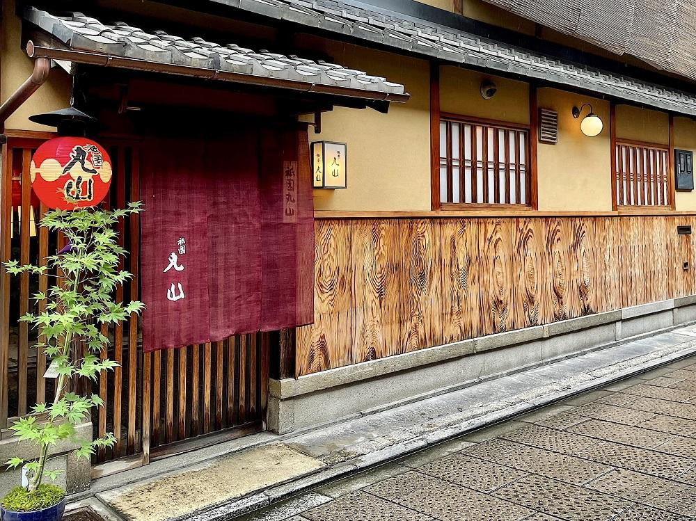 【京都 祇園丸山】60,000円コース ペアお食事券｜京都 祇園 料亭 名店 ミシュラン掲載 人気［ 食事券 2名様分 ランチ・ディナー共通利用可 1年間有効 京料理 京懐石 グルメ 美食 おすすめ 旅行 観光 ふるさと納税 ］