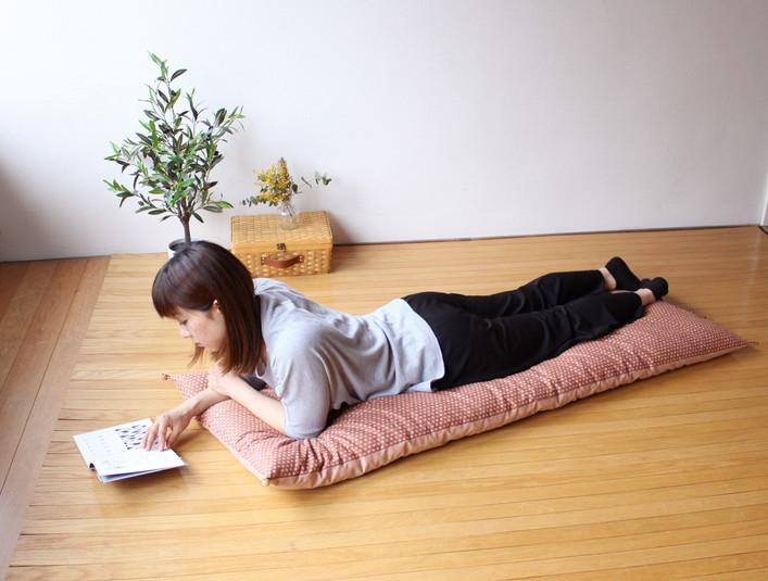 【 洛中高岡屋 】うたた寝にちょうどいい寛ぎのアイテム カバータイプごろ寝敷きふとん（ピンク系）