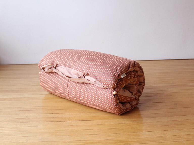 【 洛中高岡屋 】うたた寝にちょうどいい寛ぎのアイテム カバータイプごろ寝敷きふとん（ピンク系）