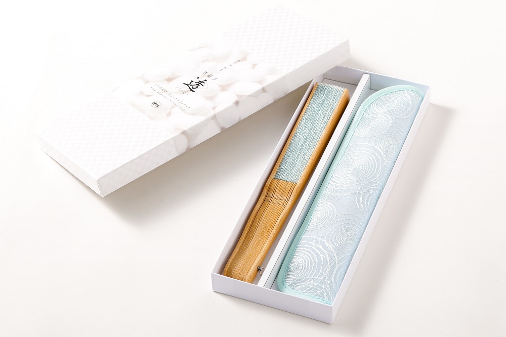 【伊と幸】《白生地の老舗が贈る》透扇子（渦巻・瓶覗色）