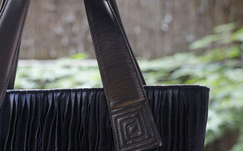 【岩則京遊(株)】畳縁バッグ 中トートバッグ《黒》