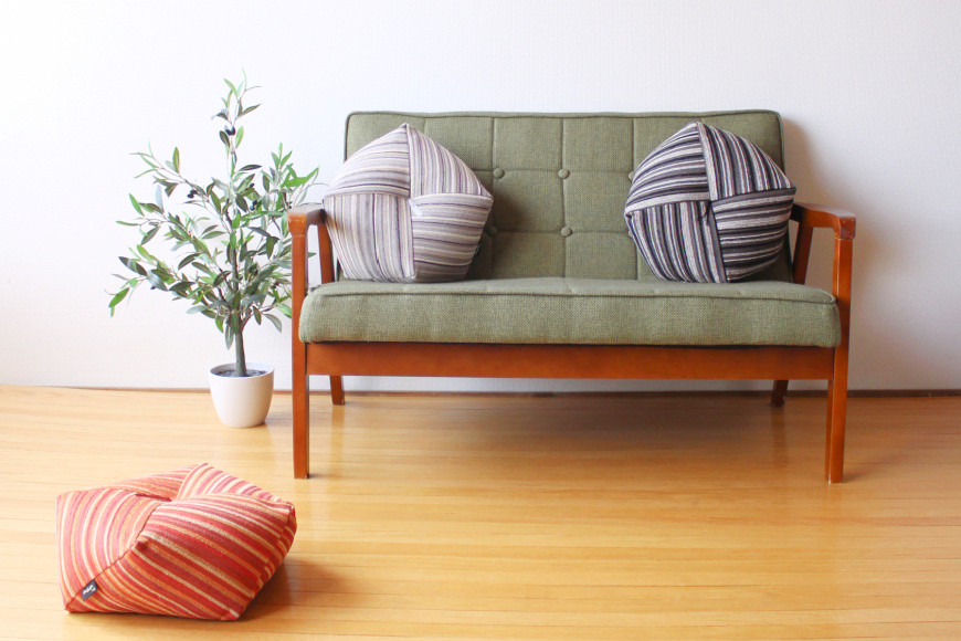 【洛中高岡屋】シンプルなデザインと素材感 おじゃみ座布団＜グラフ・ブラック＞[ 京都 老舗 座ぶとん クッション お手玉 黒 ストライプ リラックスアイテム 人気 おすすめ ラクに座れる 座り心地抜群 おしゃれ インテリア ギフト プレゼント お取り寄せ 通販 送料無料 ふるさと納税 ]