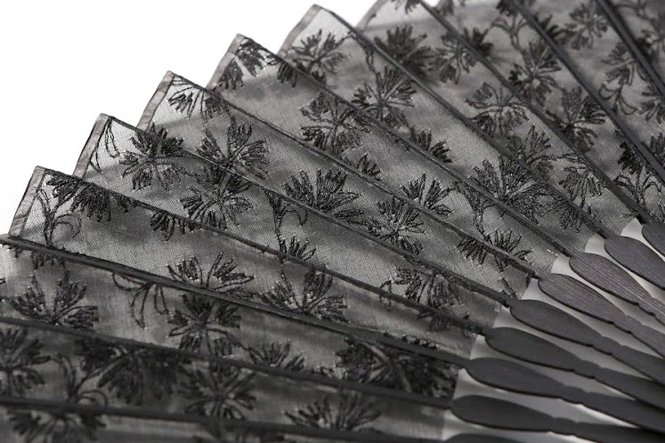 【伊と幸】《白生地の老舗が贈る》透扇子（撫子・黒色）