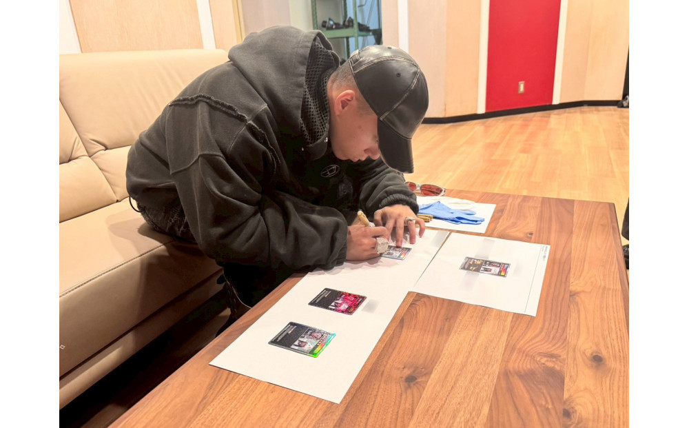 【ふるさと納税限定セット】12 inchレコード盤『ローズ・セラヴィ さりながら、死ぬのはいつも他人なり MNNK MADE』トレーディングカード2パック入り｜カイカイキキ レコード 人気 おすすめ [ 京都 アーティスト 村上隆 カイカイキキ レコード盤 トレーディングカード トレカ 2パック ふるさと納税限定 グッズ 人気 おすすめ お取り寄せ 通販 送料無料 ふるさと納税 ］