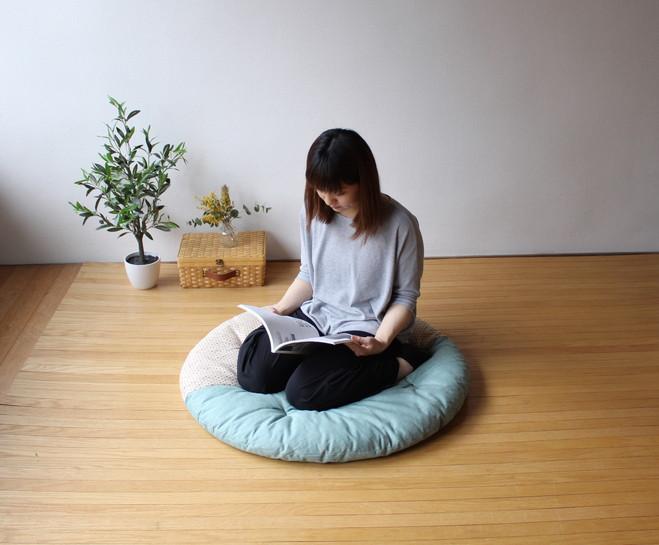 【 洛中高岡屋 】赤ちゃんがほほ笑む寛ぎのアイテム　せんべい座ぶとん（3色あられ・砧青磁）