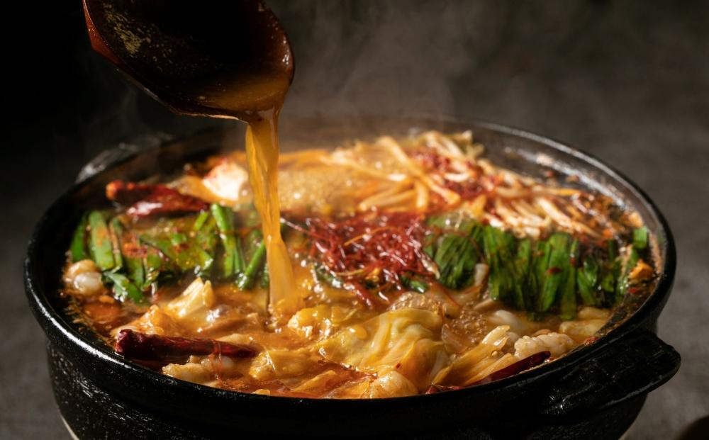 【京もつ鍋 亀八】京もつ鍋「旨辛の赤」(3～4人前)｜京もつ鍋 辛味噌 人気セット［ 京都 先斗町 もつ鍋専門 人気店 もつ鍋セット 辛みそ 旨辛 おいしい 人気 おすすめ もつ ホルモン もつ鍋 お取り寄せ 通販 送料無料 ふるさと納税 ］